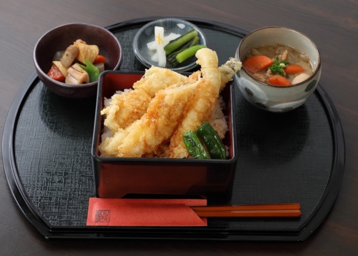 お昼の料理｜穴子天重　1,680円（2本）※写真は2本です　2,120円（3本）｜寿司天重 ひろひろ HIROHIRO